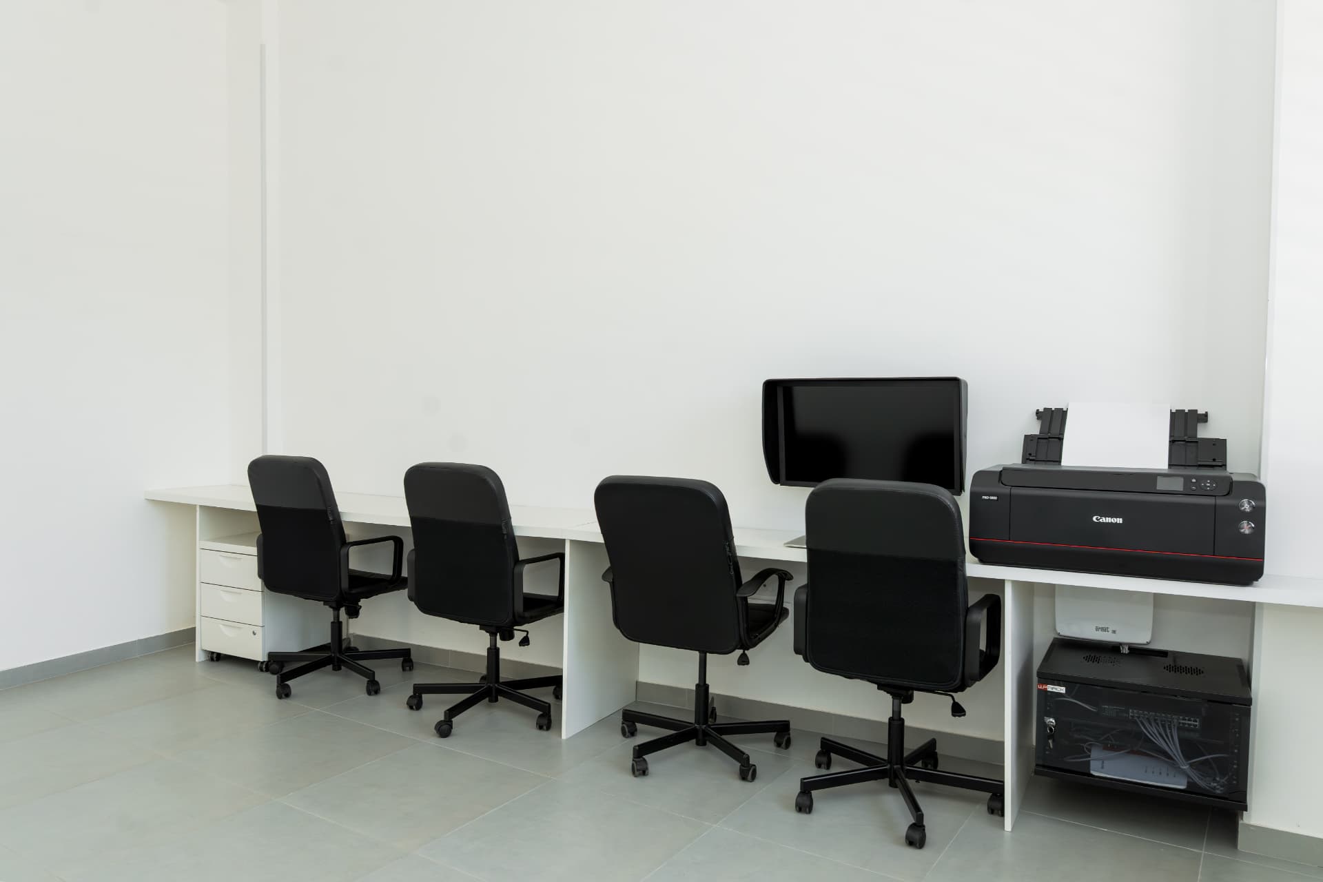 Area workflow con postazioni e stampante fine art