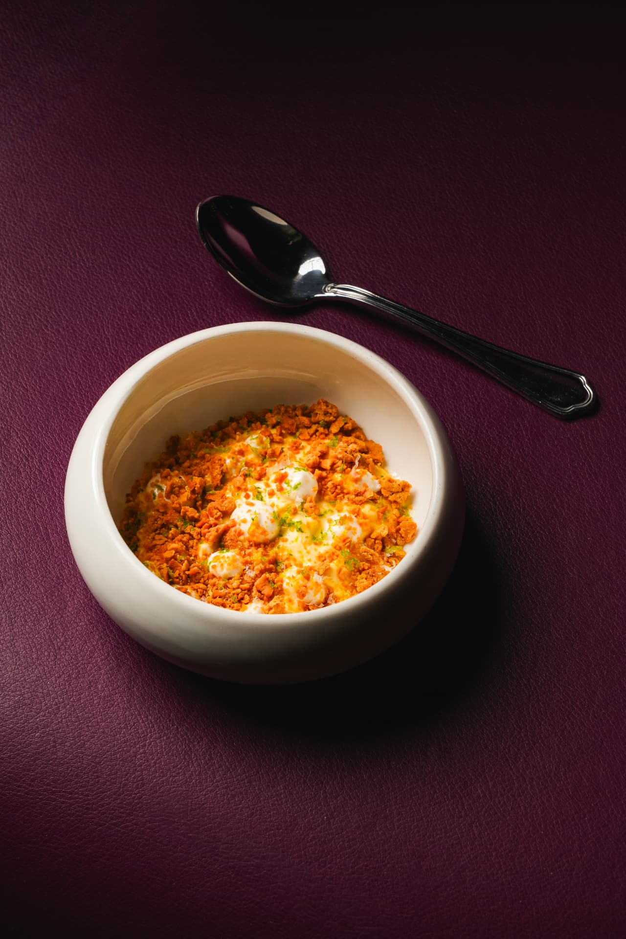 Piatto gourmet su fondale viola, fotografia food