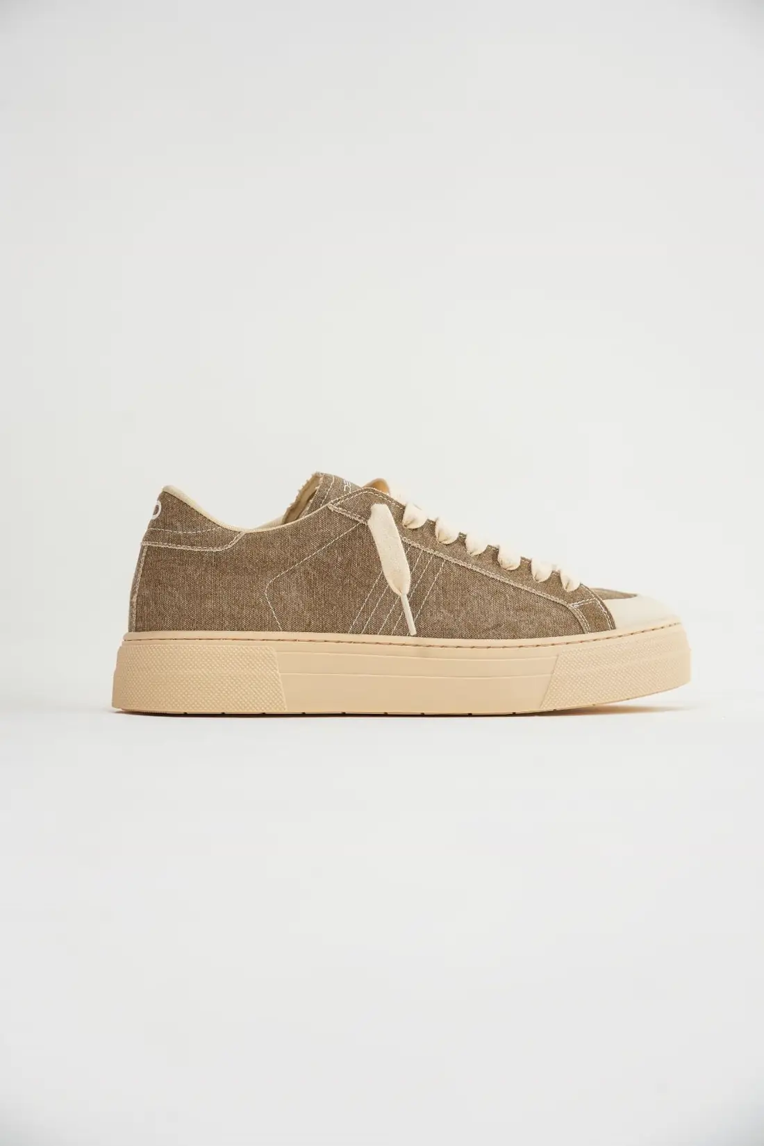 Scatto prodotto di una sneaker su fondo bianco